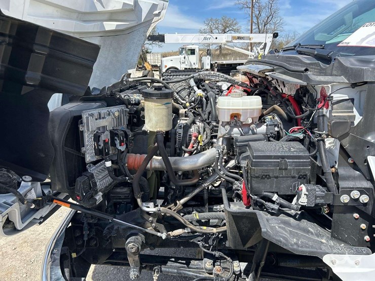 2022-chevrolet-silverado-6500hd-image-8