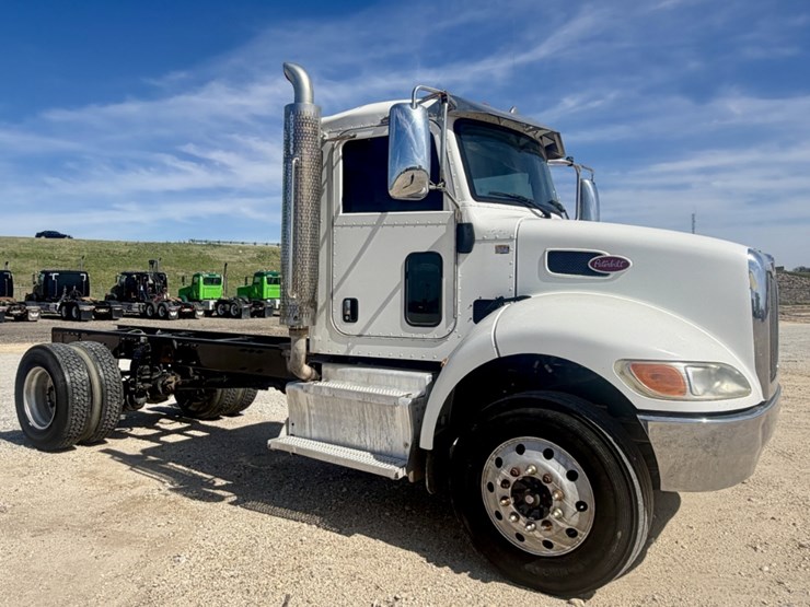 2016-peterbilt-337-image-3