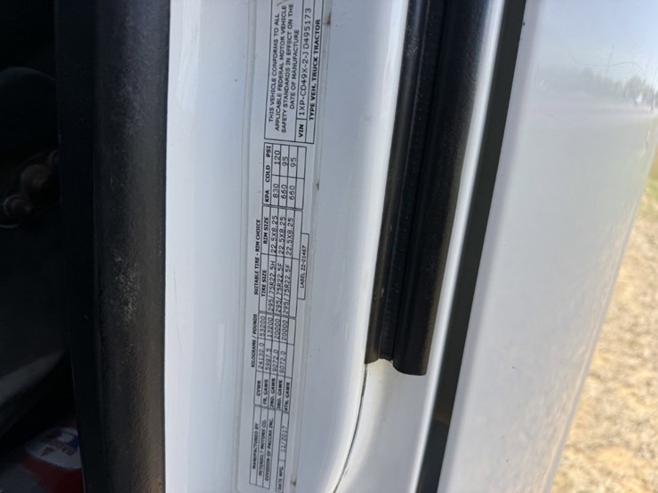 2018-peterbilt-567-image-23