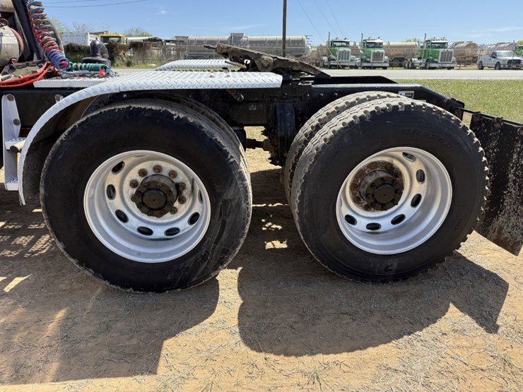 2013-peterbilt-367-image-17