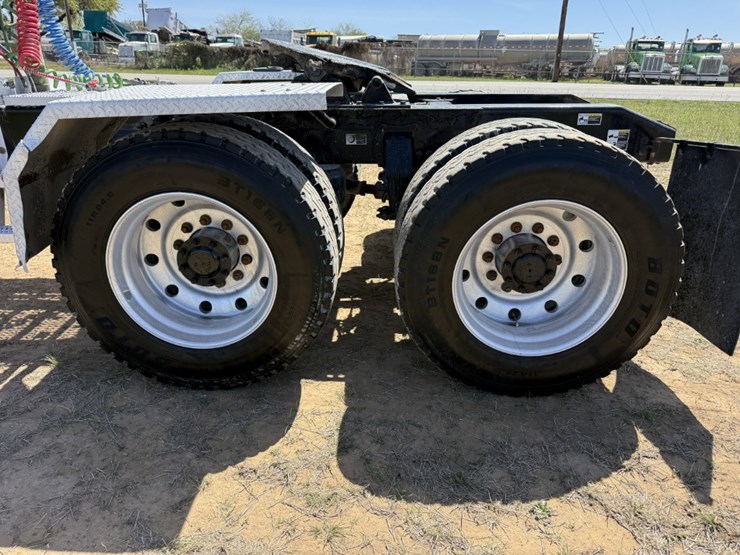 2018-peterbilt-567-image-21