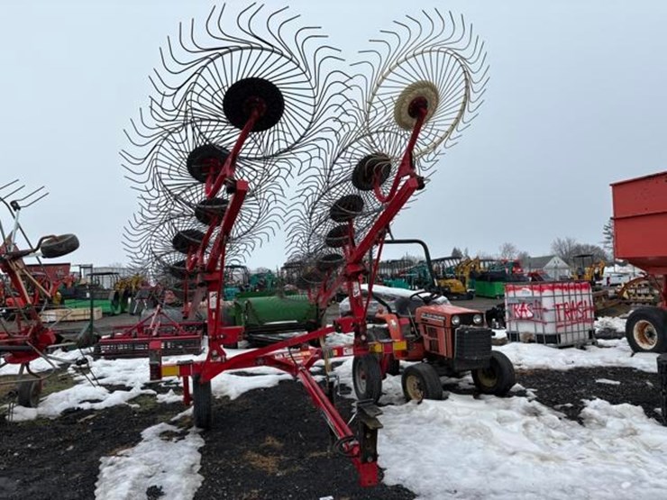 massey-ferguson-v-12-wheel-rake-image-3