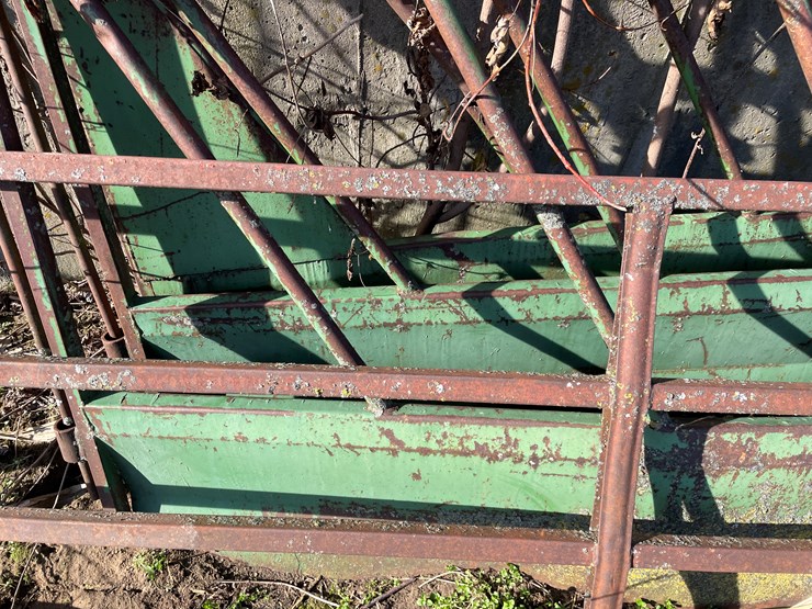 #6047-•-(3)-feeding-gates-image-10