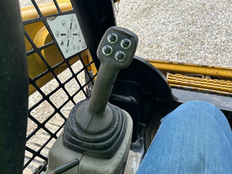 2015-caterpillar-249d-image-26