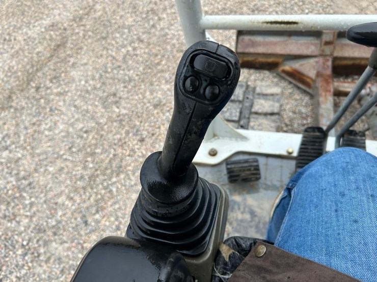 2015-takeuchi-tb260-image-26