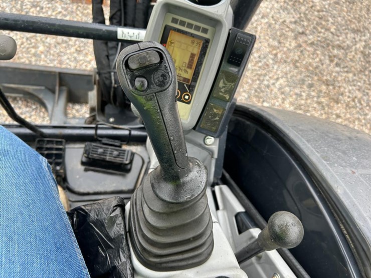 2021-deere-35g-image-22