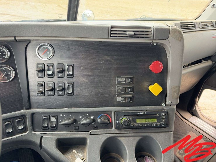 2005-freightliner-columbia-120-image-18