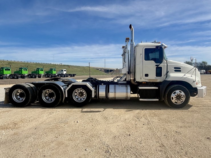 2010-mack-cxu-tri-axle-image-4