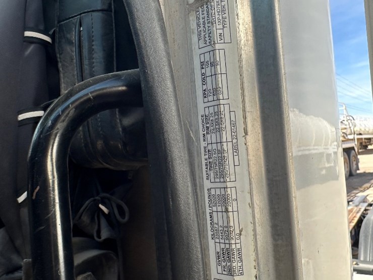 2012-peterbilt-386-image-15