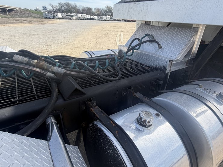 2010-mack-cxu-tri-axle-image-19