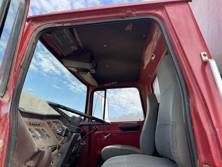 1980-ford-8000-image-19