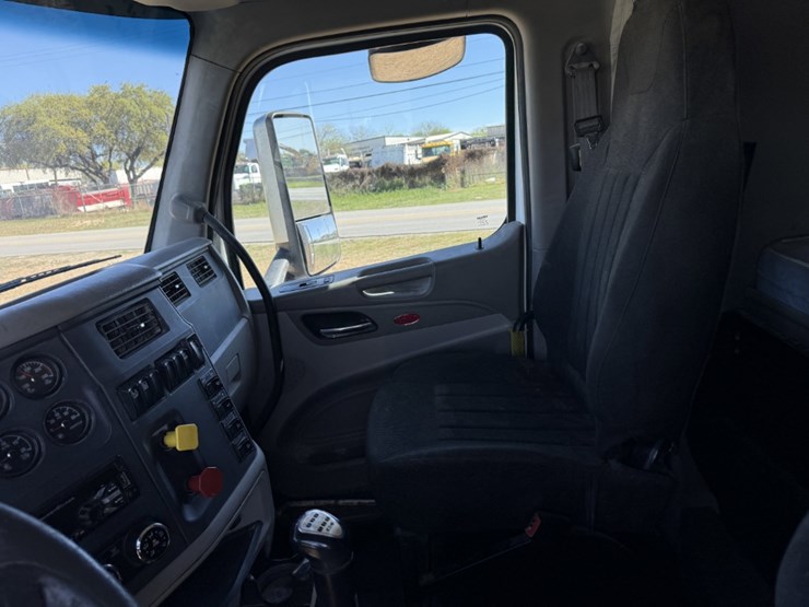 2018-peterbilt-567-image-13