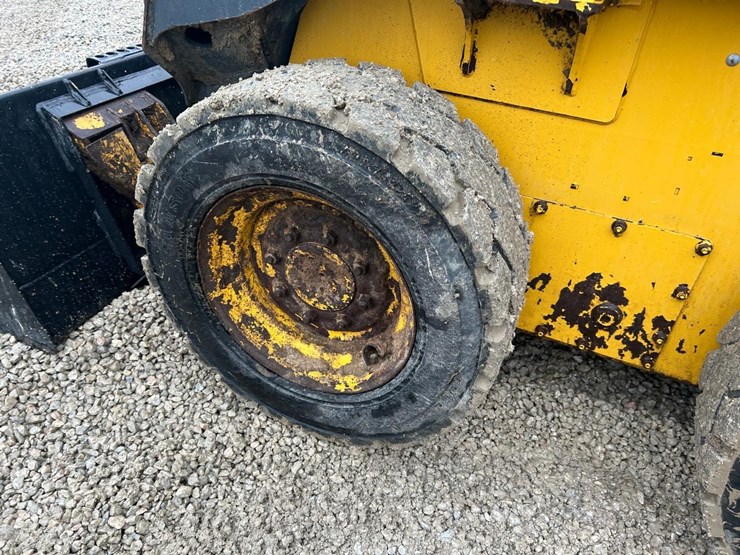 2020-deere-318g-image-16