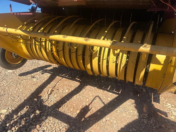 new-holland-br730-image-5