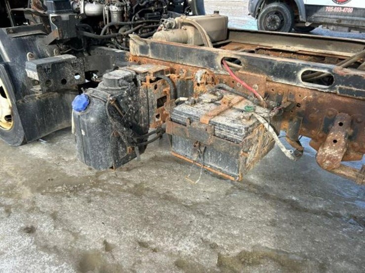 2015-isuzu-nrr-image-50