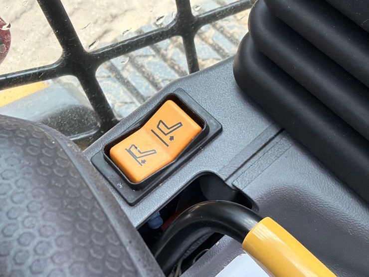 2025-caterpillar-255-image-24