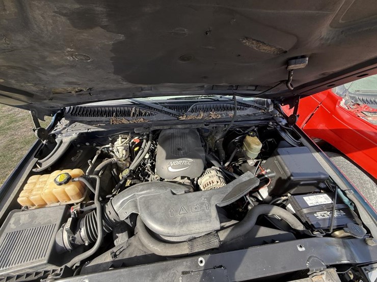 2001-chevrolet-suburban-image-16