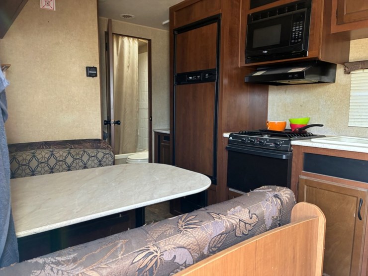 2014-jayco-jayfeather-travel-trailer-image-5
