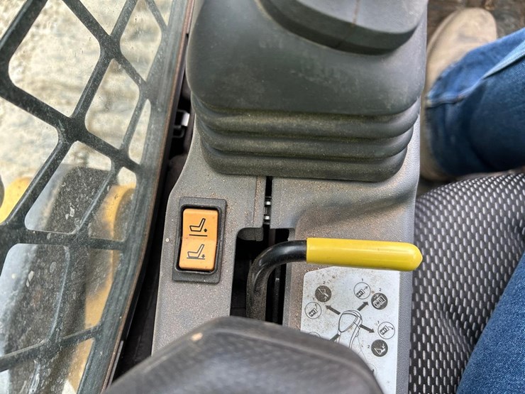 2024-caterpillar-255-image-28