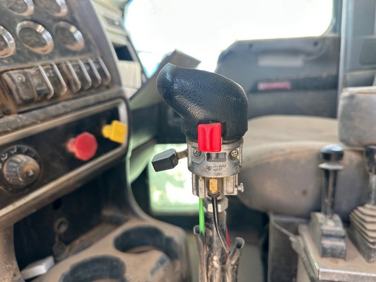 2013-kenworth-t800-image-12