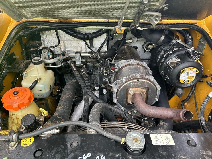 2020-deere-318g-image-14