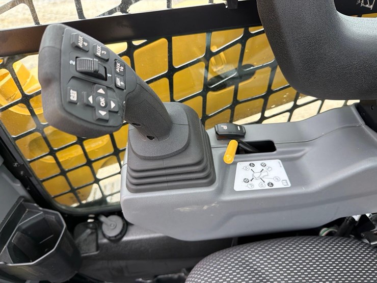 2025-caterpillar-255-image-18