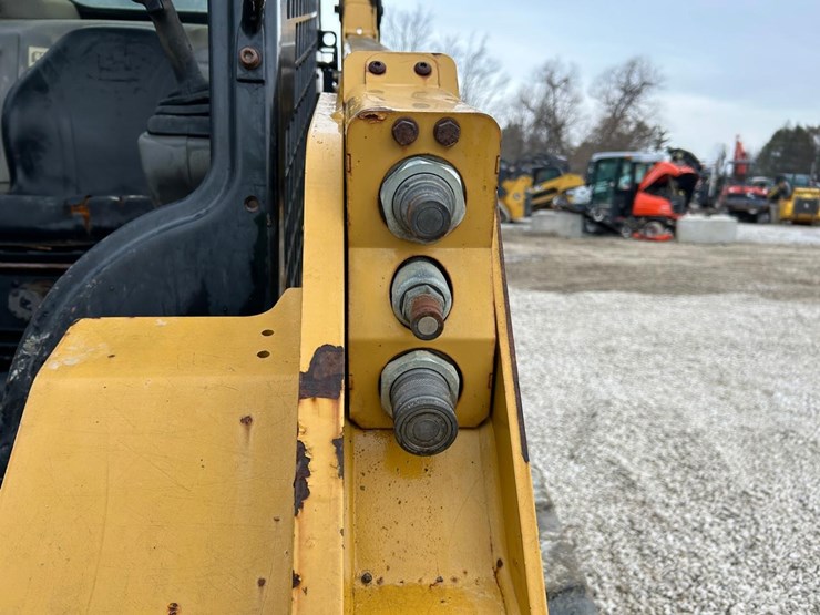 2015-caterpillar-259d-image-11