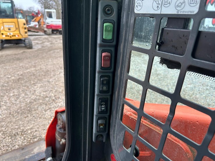 2019-kubota-ssv75-image-19