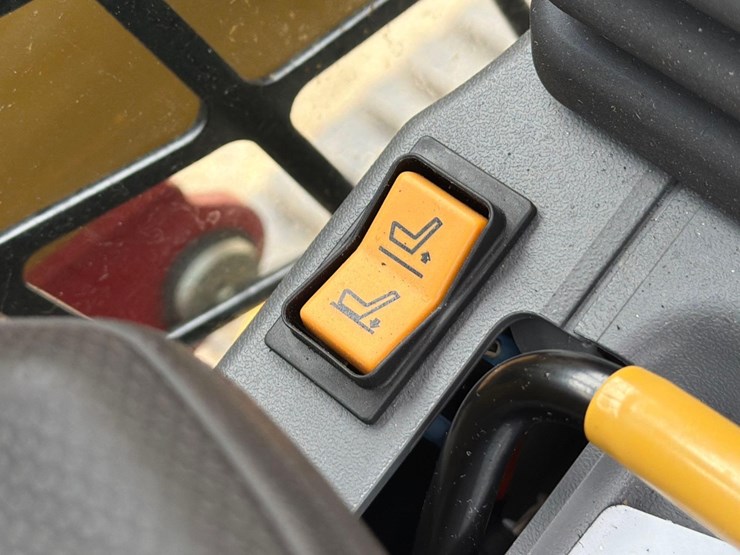 2025-caterpillar-255-image-18