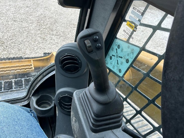 2023-caterpillar-299d3-image-24