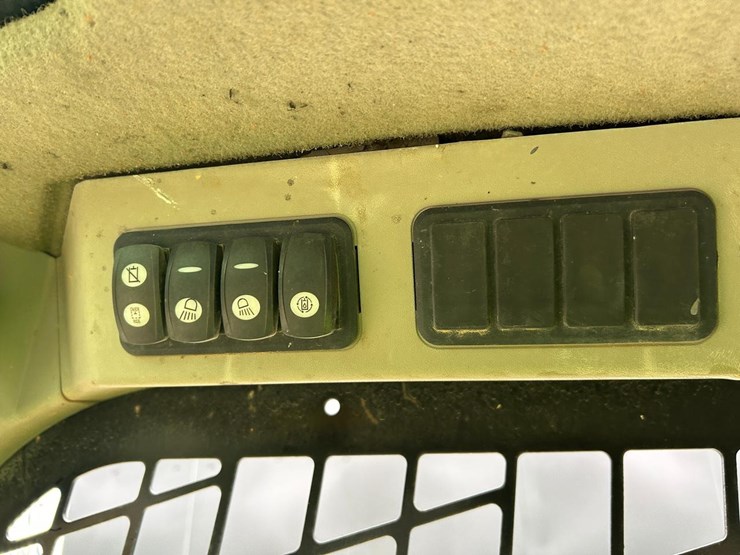 2015-caterpillar-249d-image-24