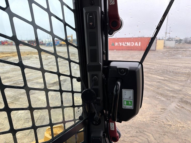 2025-caterpillar-255-image-26