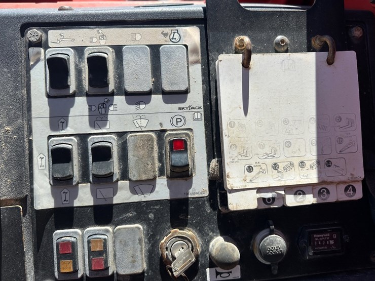 2018-skyjack-sj1056-image-10