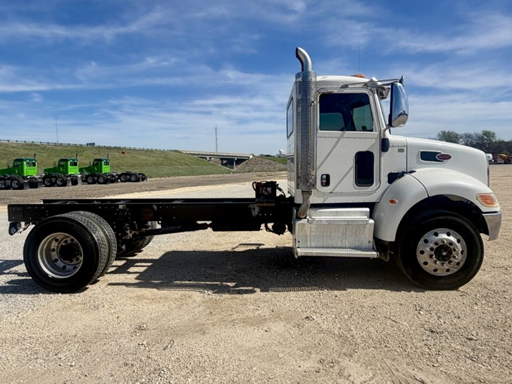 2016-peterbilt-337-image-4