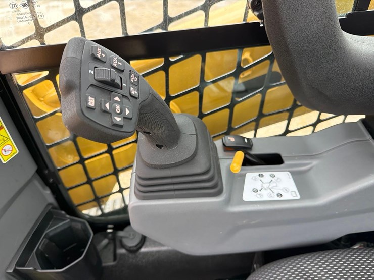 2025-caterpillar-255-image-19