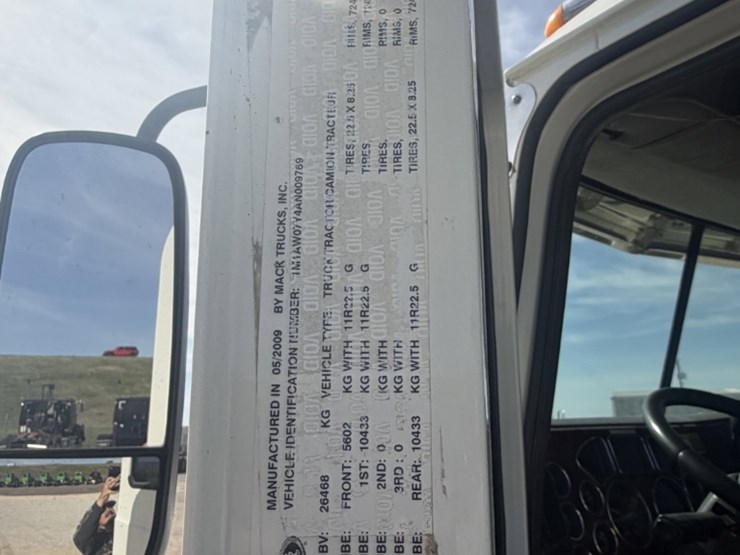 2010-mack-cxu-tri-axle-image-21