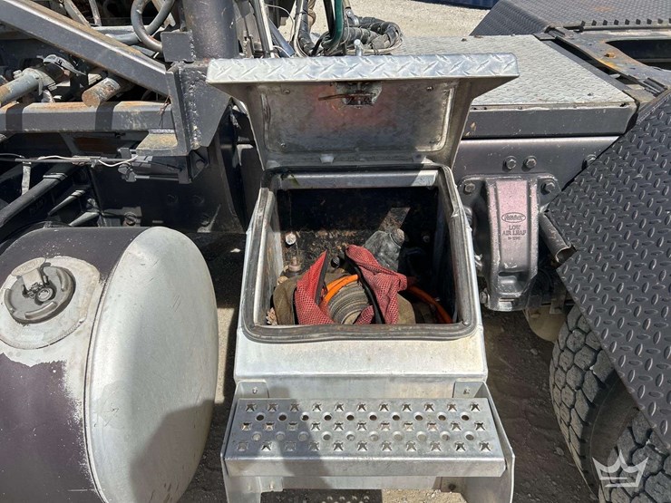 2006-peterbilt-379-image-30