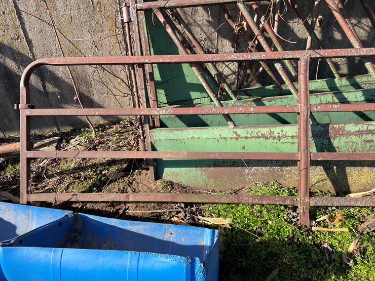 #6047-•-(3)-feeding-gates-image-4