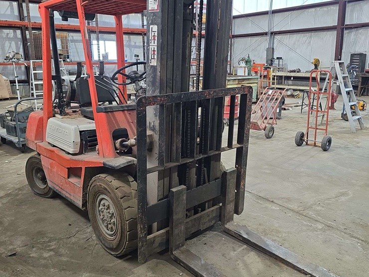 toyota-forklift-,9247-hours,-lp,-4600lb-machine,-side-shift,-3-stage-image-3