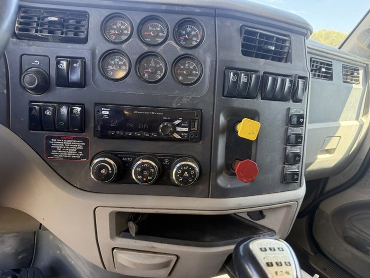 2018-peterbilt-567-image-18