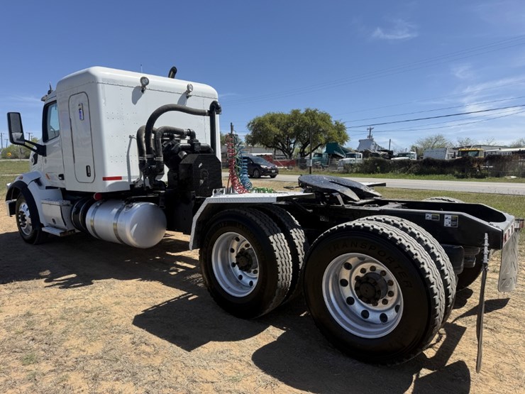 2018-peterbilt-567-image-6