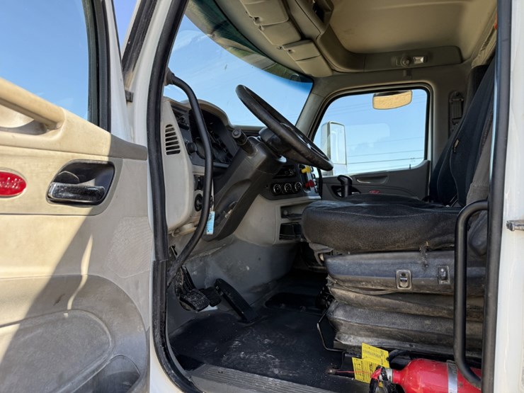 2018-peterbilt-567-image-12