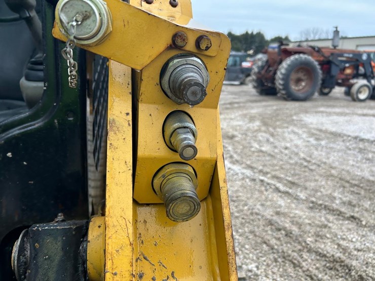 2015-caterpillar-249d-image-12