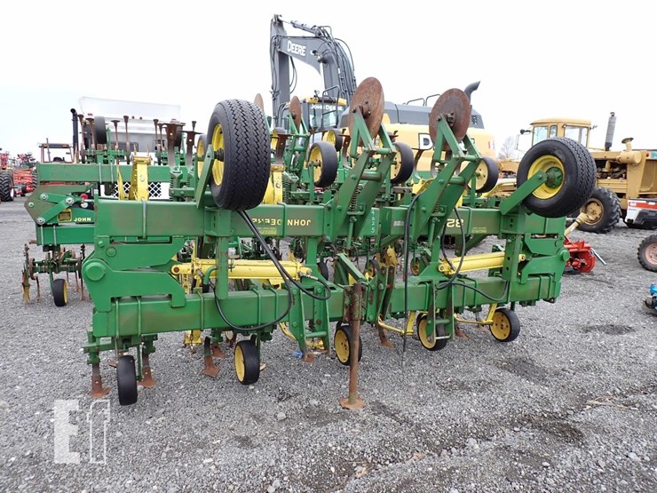 john-deere-825-image-1