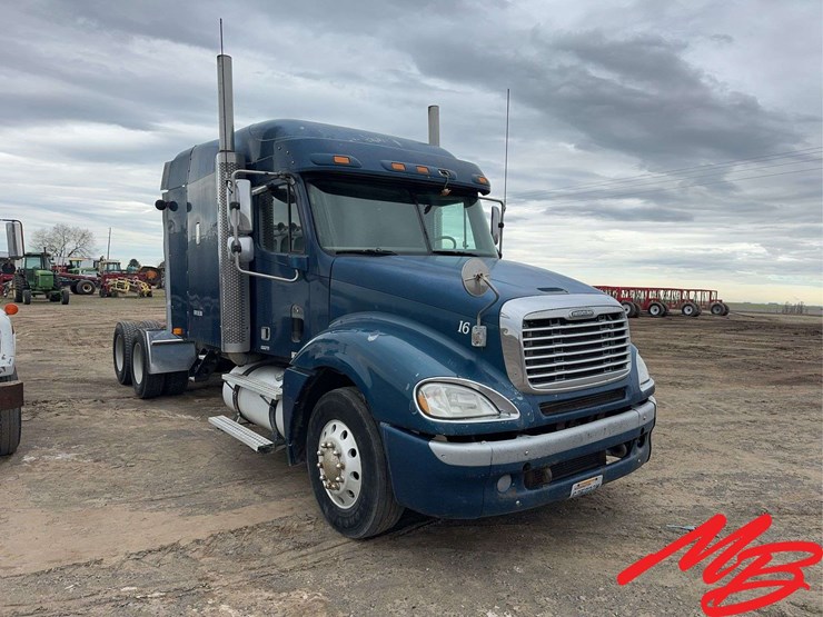 2005-freightliner-columbia-120-image-3