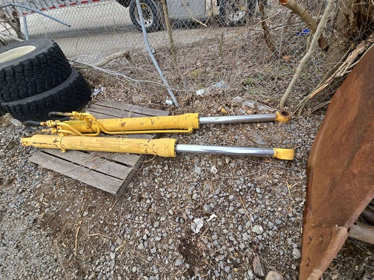 2-spare-excavator-lift-cylinders-off-komatsu-,-4''-x-10'-image-2