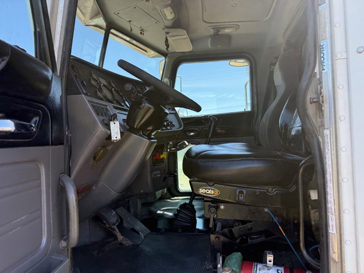 2013-peterbilt-367-image-12