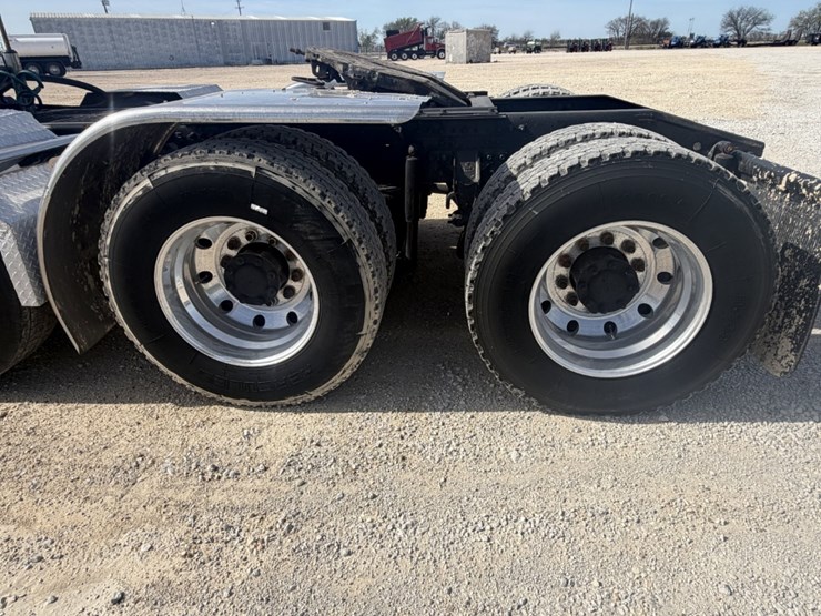 2010-mack-cxu-tri-axle-image-15