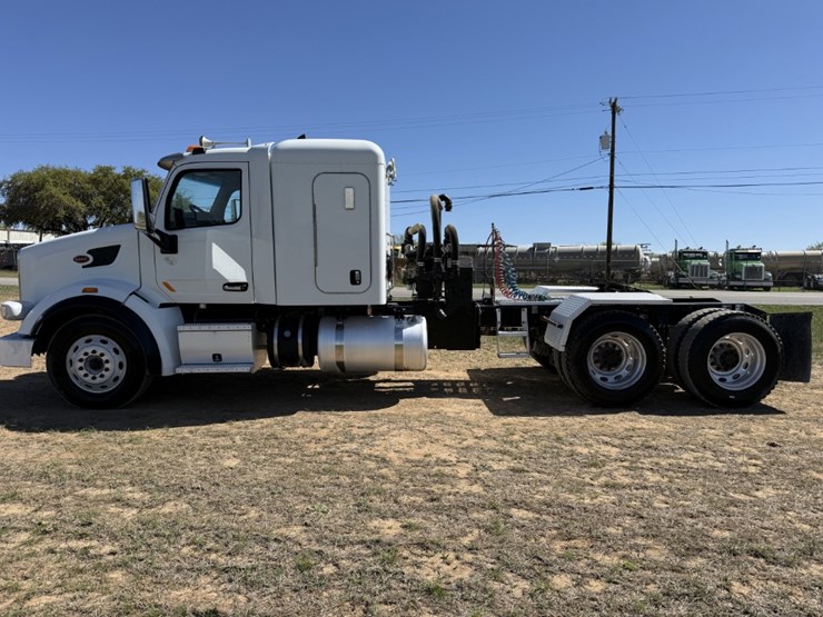2018-peterbilt-567-image-8