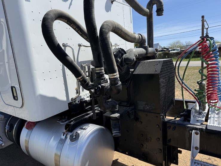 2018-peterbilt-567-image-22